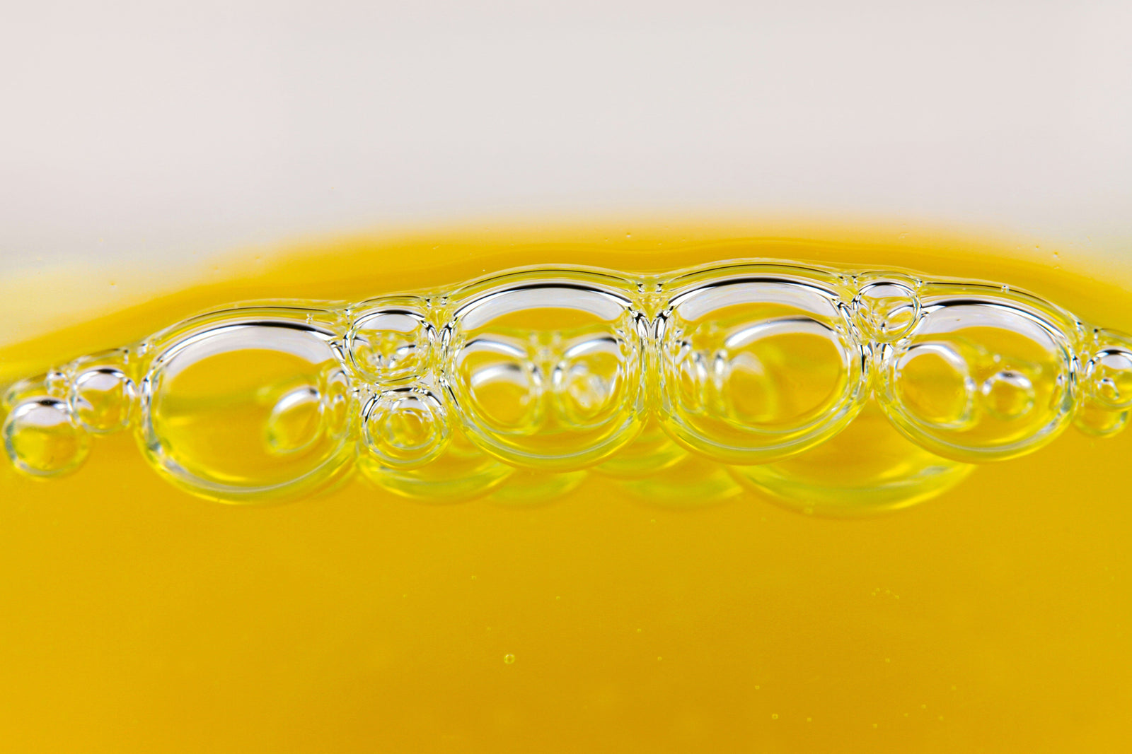 💧 Les bains d’huile : vraie ou fausse bonne idée pour vos cheveux ?